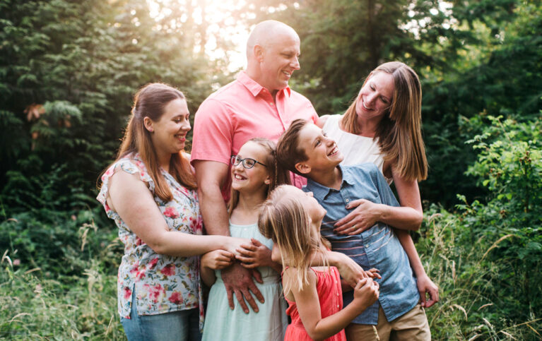 famille heureuse dans la nature - bien être